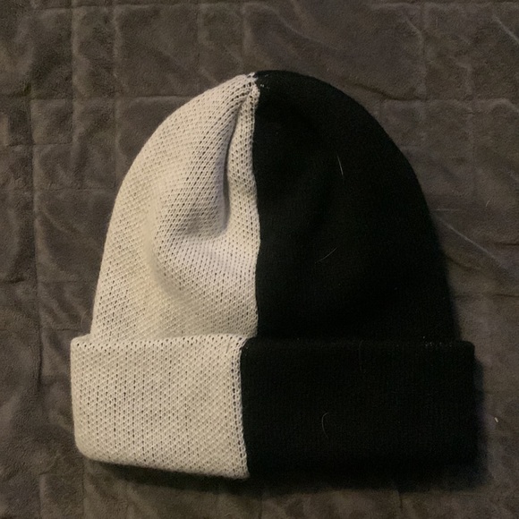 BT21 half white and half black beanie - Picture 2 of 2